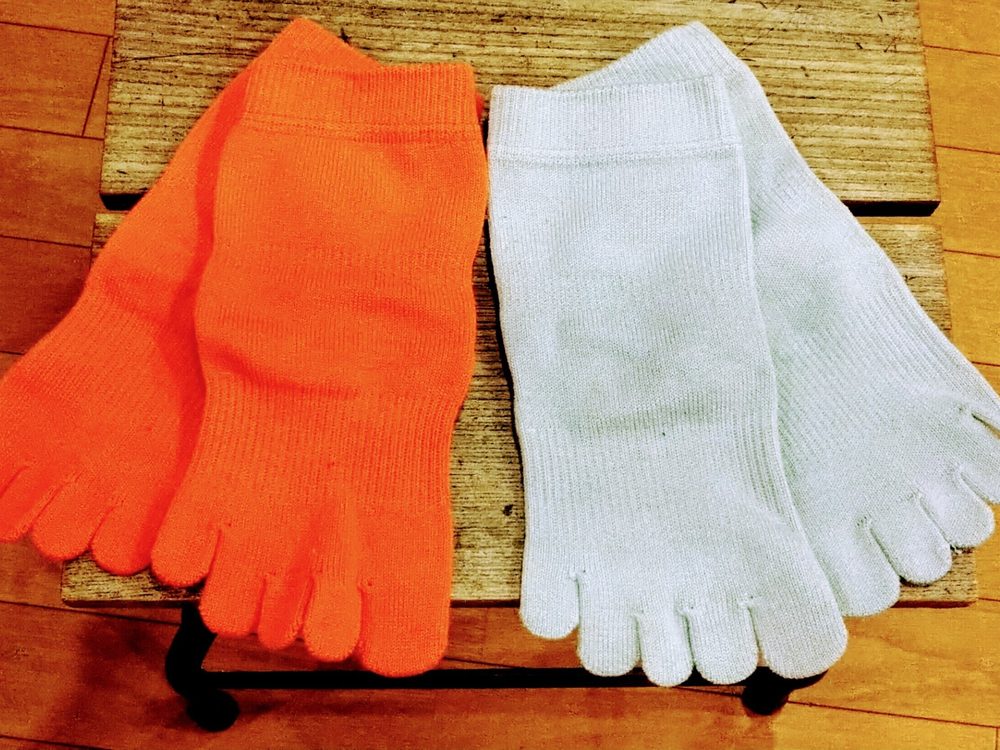 オレンジと白の五本指CSソックス